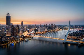 Beruhigender Sonnenuntergang über Rotterdam - Ein Stadtbild zum Genießen von Roy Poots