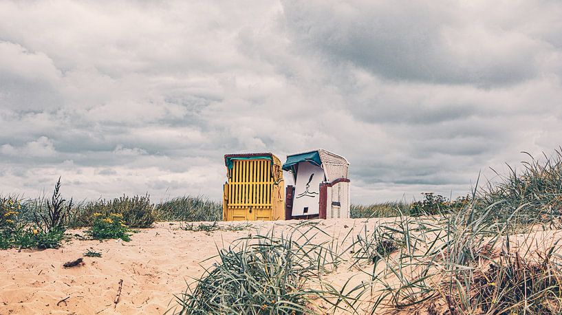 Nordseeküste im schönen Cuxhaven mit Strandkorb im Sand von Jakob Baranowski - Photography - Video - Photoshop