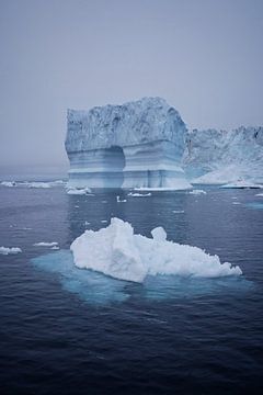 Arc de Triomphe made of ice by Elisa in Iceland