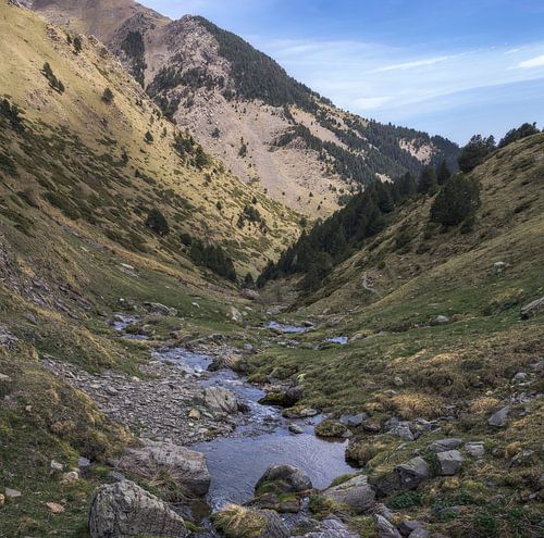 Ruhiger Bergrücken in den Pyrenäen mit atemberaubender Berg- und Tallandschaft 