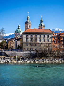 De kathedraal van Innsbruck aan de Inn van ManfredFotos