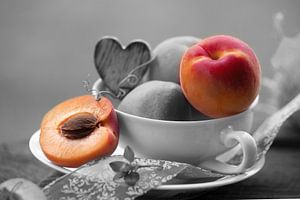 Frische Aprikosen in der nostalgischen Tasse