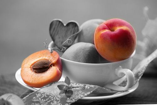Verse abrikozen in de nostalgische mok