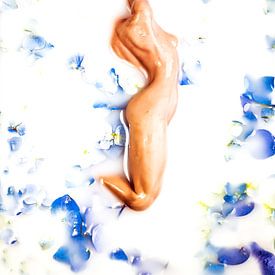 Delfts blauw met naakte vrouw in melkbad van Marian Korte