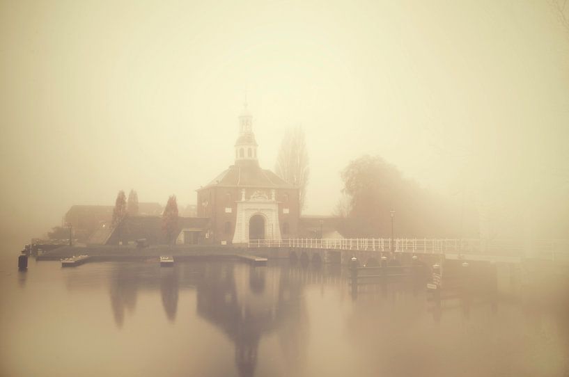 De Zijlpoort van Leiden in de Mist van Martijn van der Nat