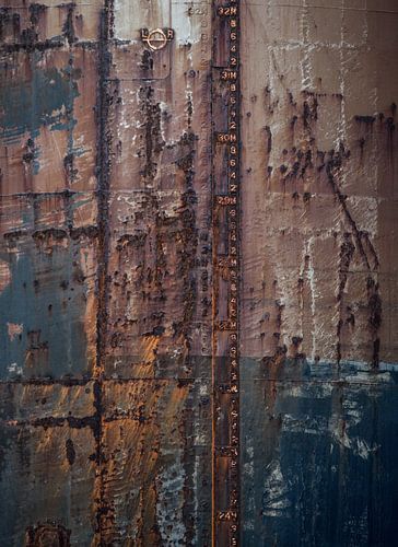 Abstracte kleuren in de haven het ijkmerk geeft de diepgang aan.