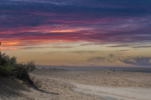 Kleurrijke zonsondergang aan het strand