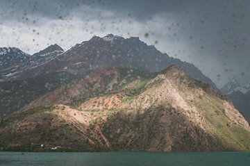 Regen in den Bergen in der Nähe eines Sees | Tadschikistan