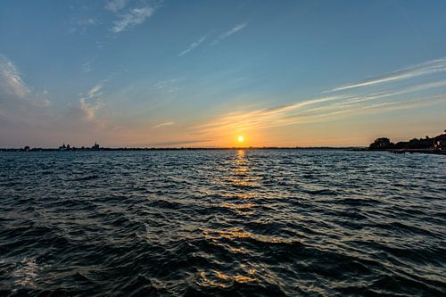 Zonsondergang bij de haven Altefähr, eiland Rügen