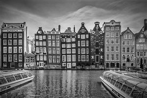 AMSTERDAM Damrak met dansen huizen