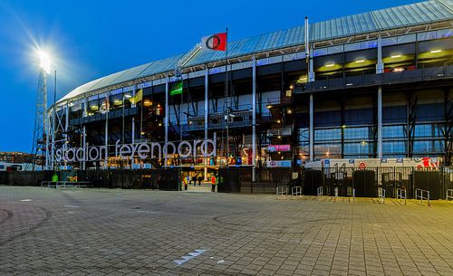 Het Feijenoord Stadion De Kuip tijdens een Europa League avond