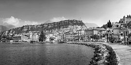 Promenade de Torbole au lac de Garde en noir et blanc sur Manfred Voss, Photographie Noir et Blanc