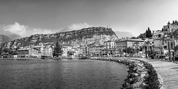 Promenade de Torbole au lac de Garde en noir et blanc sur Manfred Voss, Schwarz-weiss Fotografie