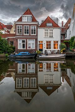 Leiden - Twee huisjes met boot aan de gracht (0162) van Reezyard