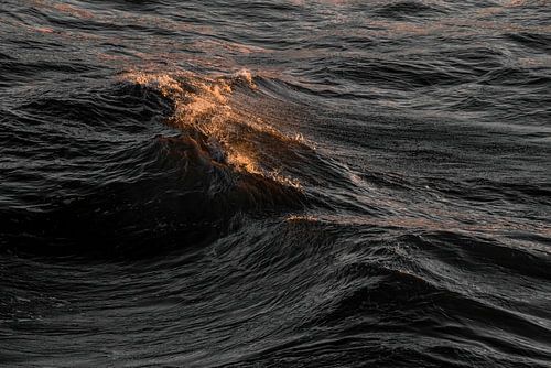 Gouden Gloed op Donkere Golven