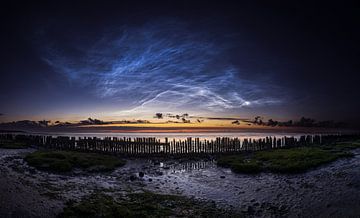 Betoverende Nacht aan de Friese Waddenkust: Lichtende Nachtwolken boven de Waddenzee van Hevonax Photography