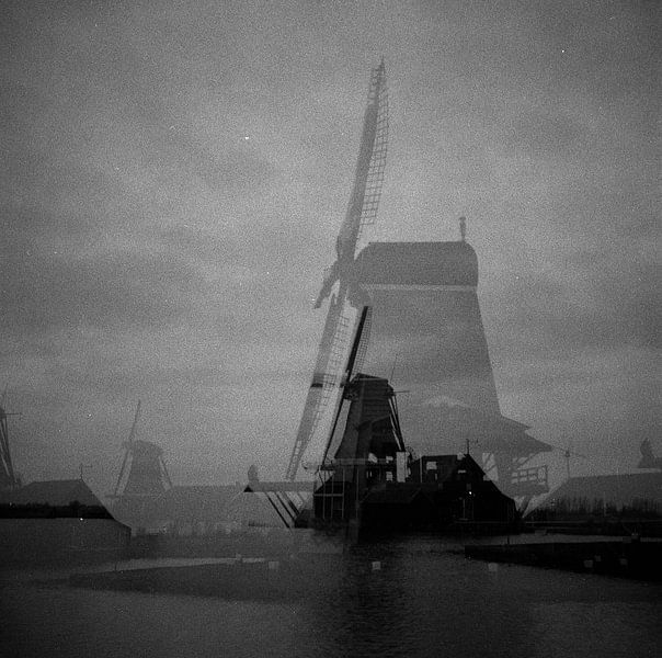 De Zaanse Schans in de schemer  zwartwit. van Zaankanteropavontuur