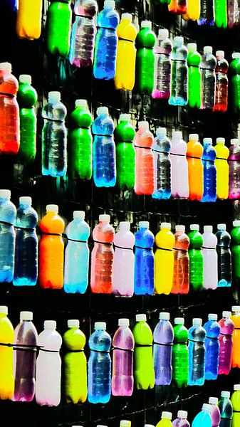 Madrid - Gekleurde flessen streetart van Wout van den Berg