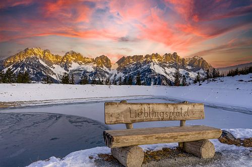 Panorama de l'incandescence des Alpes sur le lac Astberg du Wilder Kaiser, Going, Tyrol, Autriche le matin