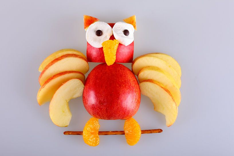 Hibou sculpté dans une pomme par Jan Schneckenhaus