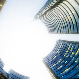 De Torenhoge Ambities van UniCredit: Een Laag Standpunt van Macht en Moderniteit van Bart Ros