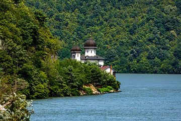 Het Mraconia klooster aan de Donau in Roemenië van Roland Brack