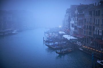 Canal Grande Venetie in de mist van Karel Ham