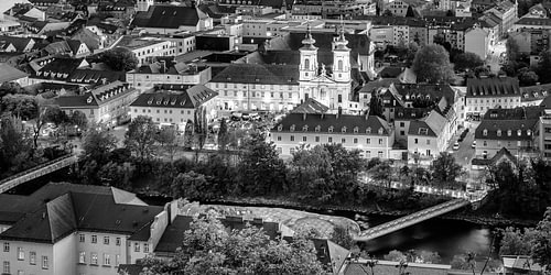 L'église Mariahilfer de Graz et l'île de la Mur au crépuscule – Panorama monochrome