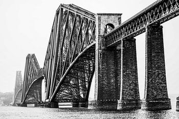 Pont ferroviaire en acier 19e siècle Firth of Forth avec lourdes piles