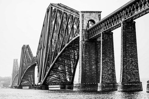 Stalen spoorbrug 19de eeuw over mistige Firth of Forth met zware pijlers