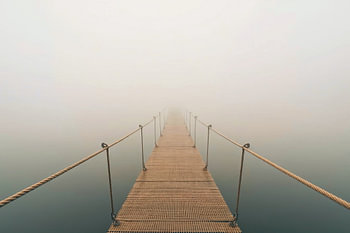 Steg ins Nichts im dichten Nebel – Minimalistisches Holzsteg-Wandbild