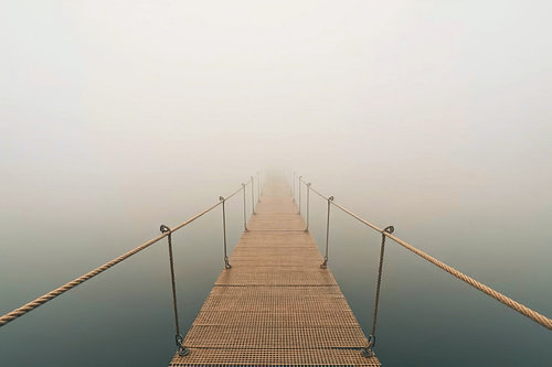 Steg ins Nichts im dichten Nebel – Minimalistisches Holzsteg-Wandbild von BBGalerie24