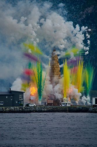 Vuurwerkshow en vreugdevuur op Sint-Jansavond (Sankt Hans) in Ålesund, Noorwegen