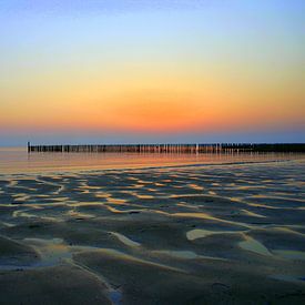 Le soleil se couche à Westkapelle. sur Ramon Rijntjes