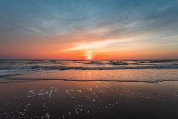 Ruhiger Sonnenuntergang in Noordwijk aan zee (0140) von Reezyard