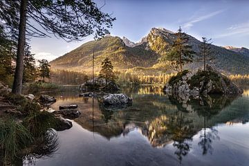 Der Hintersee in Bayern bei Ramsau in Berchdesgaden im Morgenlicht