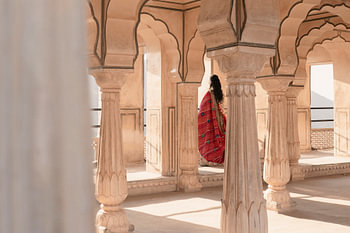 Vrouw met rode jurk in paleis in India | fine art fotoprint