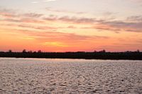 Lever du soleil au canal de van stakenborg, près de Stroobos, en Frise
