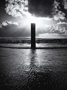 Poteau de plage dans le surf sur Paul Beentjes