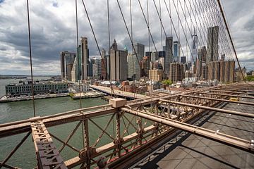 Downtown Manhattan vanaf de Brooklyn Bridge van Albert Mendelewski