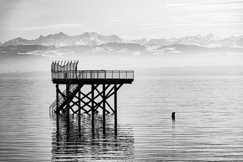 Plate-forme de baignade dans le lac de Constance près de Meersburg avec vue sur les Alpes suisses Al
