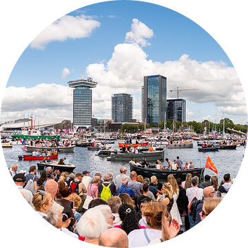 SAIL Amsterdam 2025 – Kleurrijk Panorama van het IJ met Tall Ships, A’DAM Toren en EYE Filmmuseum