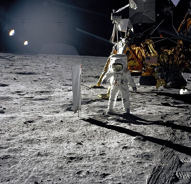 Aldrin naast het Solar Wind Experiment van Moondancer .