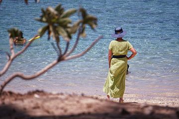 Frau am Strand von Anajat Raissi