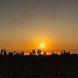 Petten Hollande du Nord Coucher de soleil sur la plage sur Paula van der Post