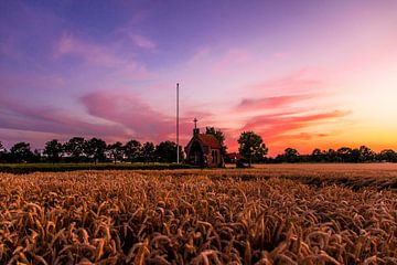 Kapel op de heuvel net na zonsondergang
