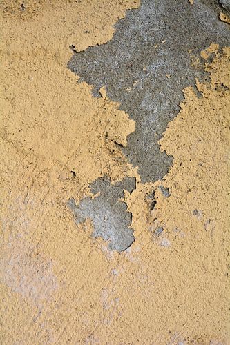 Afbladderende verf op een vervallen gevel