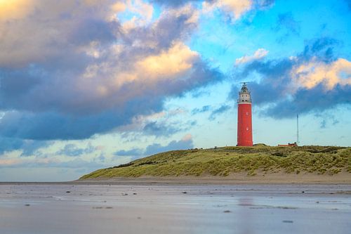 Vuurtoren van Texel in de duinen tijdens een stormachtige herfstdag