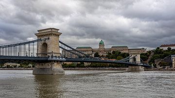 Le pont des chaînes au-dessus du Danube à Budapest sur Roland Brack