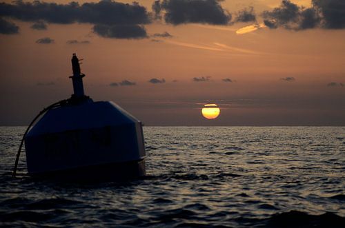Soleil couchant avec bouée